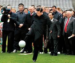 也折射出里